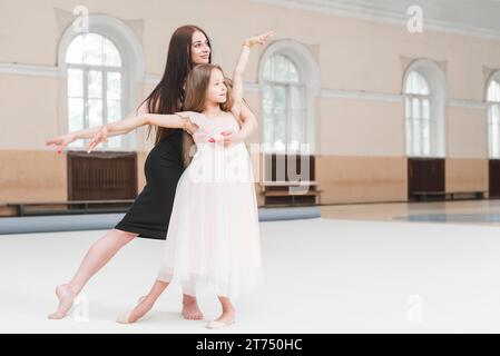 Mädchen-Ballerina-Lehrerin, die zusammen tanzen Tanzstudio Stockfoto