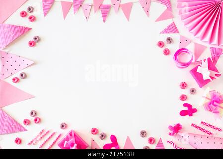 Geburtstagsgeschenke froot Loops Süßigkeiten mit Party-Accessoires mit weißem Hintergrund Stockfoto