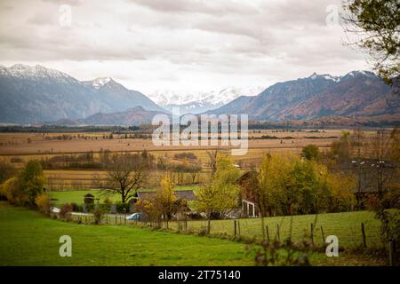 Murnau Am Staffelsee, Deutschland. November 2023. Herbstliches Regenwetter am 13.11.2023 im oberbayerischen Murnau im Alpenvorland. -- Regenwetter am 13. November 2023 im südbayerischen Murnau, Deutschland im Alpenvorland. (Foto: Alexander Pohl/SIPA USA) Credit: SIPA USA/Alamy Live News Stockfoto