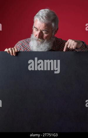 Nahaufnahme eines älteren Mannes mit grauem Bart, der auf ihren Finger zeigt Stockfoto