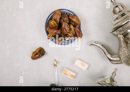 Datteln Obstschale mit türkischer Teekanne Stockfoto