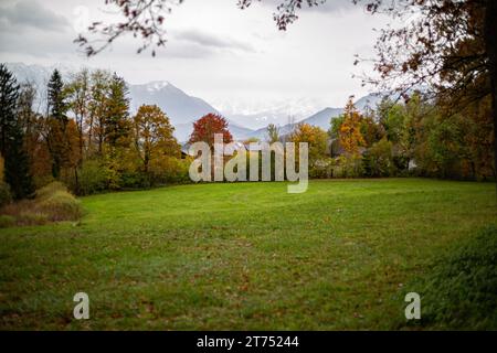 Murnau Am Staffelsee, Deutschland. November 2023. Herbstliches Regenwetter am 13.11.2023 im oberbayerischen Murnau im Alpenvorland. -- Regenwetter am 13. November 2023 im südbayerischen Murnau, Deutschland im Alpenvorland. (Foto: Alexander Pohl/SIPA USA) Credit: SIPA USA/Alamy Live News Stockfoto