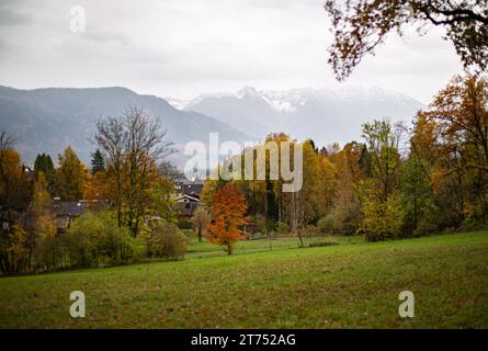 Murnau Am Staffelsee, Deutschland. November 2023. Herbstliches Regenwetter am 13.11.2023 im oberbayerischen Murnau im Alpenvorland. -- Regenwetter am 13. November 2023 im südbayerischen Murnau, Deutschland im Alpenvorland. (Foto: Alexander Pohl/SIPA USA) Credit: SIPA USA/Alamy Live News Stockfoto