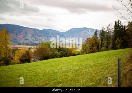 Murnau Am Staffelsee, Deutschland. November 2023. Herbstliches Regenwetter am 13.11.2023 im oberbayerischen Murnau im Alpenvorland. -- Regenwetter am 13. November 2023 im südbayerischen Murnau, Deutschland im Alpenvorland. (Foto: Alexander Pohl/SIPA USA) Credit: SIPA USA/Alamy Live News Stockfoto