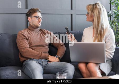 Journalist nimmt das Interviewbüro an Stockfoto