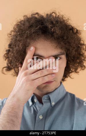 Porträt mit lockigem Haar, junger Mann 3 Stockfoto
