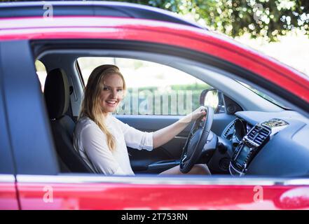 Porträt glückliche Frau, die im Auto sitzt Stockfoto