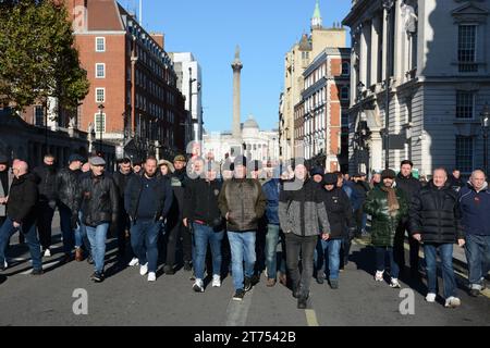 Etwa zwanzig Minuten vor 11 Uhr am Tag des Waffenstillstands, 11. November 2023, machte sich eine Gruppe entschlossener Männer auf den Weg zum Cenotaph. Stockfoto