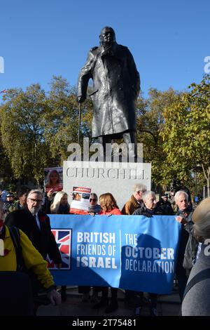 Gegen Antisemitismus-Demonstration im Parlamentsgebäude am Tag des Waffenstillstands 11. November 2023 am selben Tag wie der Waffenstillstandsmarsch in London. Stockfoto