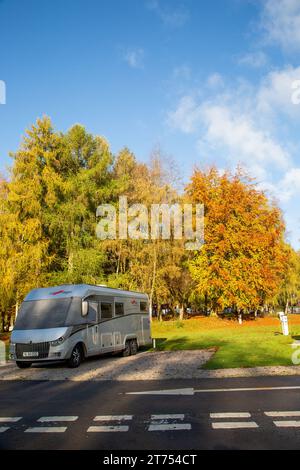 Camping in einem Wohnmobil während der Herbstsonne im Caravan and Motorhome Club im Lady Margaret's Park Chirk North Wales Stockfoto