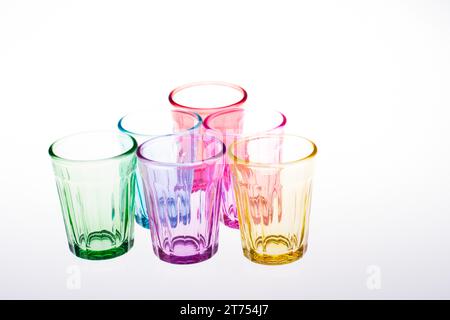 Bunte Trinkglas aufgereiht auf weißem Hintergrund Stockfoto