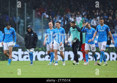 Khvicha Kvaratskhelia des SSC Neapel, Matteo Politano, Leo Ostigard, Piotr Zielinski, Nikita Contini, Giovanni Di Lorenzo und Amir Rrahmani dejection am Ende des Fußballspiels der Serie A zwischen SSC Napoli und Empoli FC im Diego Armando Maradona Stadion in Neapel (Italien) am 12. November 2023. Stockfoto