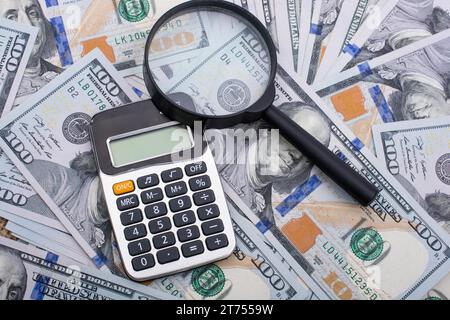 Lupe wird über die Banknote Bündel von US-Dollar gehalten. Stockfoto