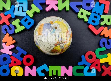 Bunte Buchstaben des Alphabets aus Holz Stockfoto