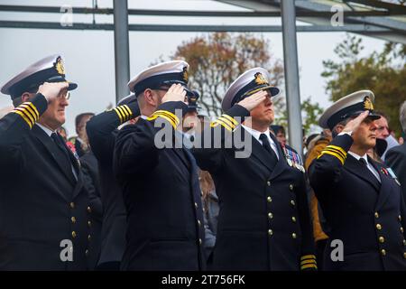 Falmouth erinnert sich an den Tag der Gefallenen am Gedenktag 2023 mit einer Parade von Militärkräften und einer Kranzniederlegung im Kimberly Park. Stockfoto