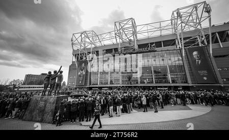 Der Trauerzug kommt vor Old Trafford in Manchester vor der Beerdigung für den Manchester United und England großen Sir Bobby Charlton, der im Oktober im Alter von 86 Jahren starb. Charlton erzielte 249 Tore für Manchester United und half ihnen, drei Meistertitel, einen FA Cup und den Europapokal 1968 zu gewinnen. Auf internationaler Ebene war er Teil der englischen Mannschaft, die 1966 die Weltmeisterschaft gewann. Bilddatum: Montag, 13. November 2023. Stockfoto