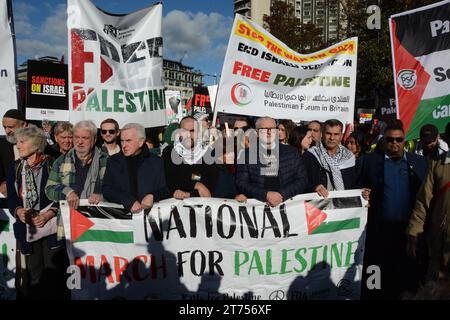 Jeremy Corbyn und John McDonnell begleiten die pro-palästinensischen Demonstranten am Beginn der Kundgebung im Hyde Park am 11. November 2023. Stockfoto