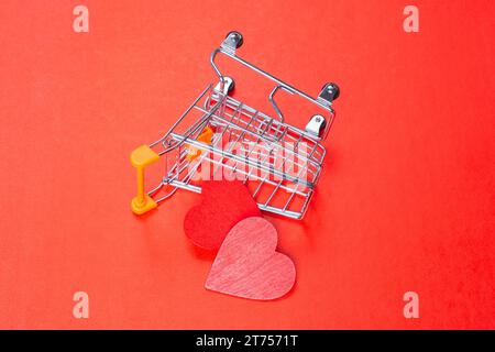 Rote Herzen und Warenkorb. Hintergrund zum Valentinstag. Grußkarte für den Urlaub Stockfoto