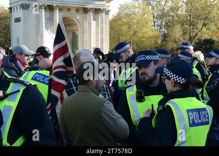 Gegenprotestierende, möglicherweise von der äußersten Rechten, verursachen vor dem Beginn des Waffenstillstandsmarsches am 11. November 2023 ein kleines Chaos. Stockfoto
