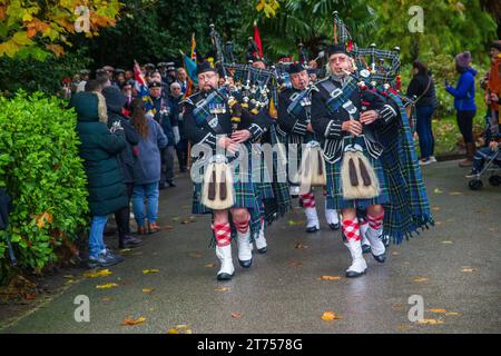 Falmouth erinnert sich an den Tag der Gefallenen am Gedenktag 2023 mit einer Parade von Militärkräften und einer Kranzniederlegung im Kimberly Park. Stockfoto