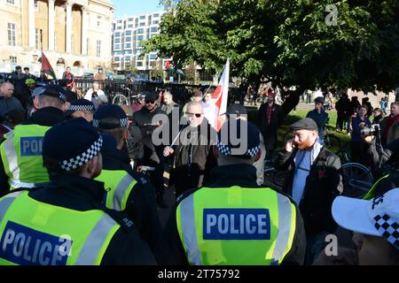 Gegenprotestierende, möglicherweise von der äußersten Rechten, verursachen vor dem Beginn des Waffenstillstandsmarsches am 11. November 2023 ein kleines Chaos. Stockfoto
