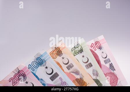 Turksh Lira-Banknoten von verschiedenen Farben, Muster und Wert auf weißem Hintergrund Stockfoto