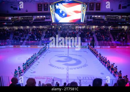 Das Eishockeyteam Colorado College spielt in der Robson Arena auf dem Campus des Colorado College in der Innenstadt von Colorado Springs. Robson kann 3500 Fans aufnehmen. Stockfoto