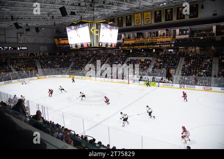 Das Eishockeyteam Colorado College spielt in der Robson Arena auf dem Campus des Colorado College in der Innenstadt von Colorado Springs. Robson kann 3500 Fans aufnehmen. Stockfoto