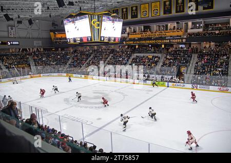 Das Eishockeyteam Colorado College spielt in der Robson Arena auf dem Campus des Colorado College in der Innenstadt von Colorado Springs. Robson kann 3500 Fans aufnehmen. Stockfoto