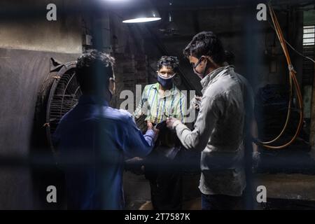 Arbeiter, die Jeans färben, in einer Textilfabrik in Dhaka, Bangladesch Stockfoto