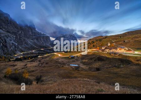 Blick auf den Gardenapass, Gardenapass, Langzeitbelichtung, Sellagruppe, Dolomiten, Bozen, Südtirol Stockfoto