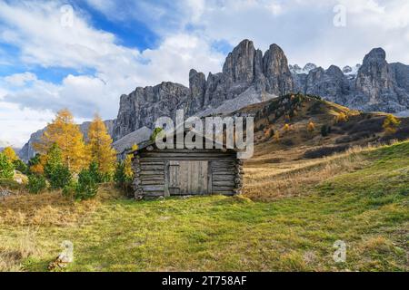 Hütte vor der Sella-Gruppe, Gardena-Pass, Gardena-Passo, Herbst, Sella-Gruppe, Dolomiten, Bozen, Südtirol Stockfoto