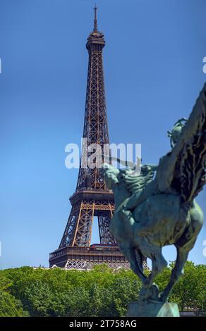 Eiffelturm, vor der Statue von Jeanne d'Arc auf der Pont Bir Hakeim, Paris, Frankreich Stockfoto