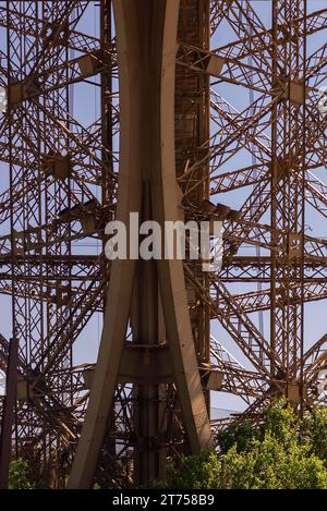 Detailansicht des Eiffelturms, blauer Himmel, Paris, Frankreich Stockfoto