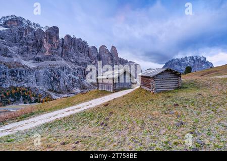 Hütten am Grödner Pass, Grödener Pass, Sellagruppe, Dolomiten, Bozen, Südtirol Stockfoto