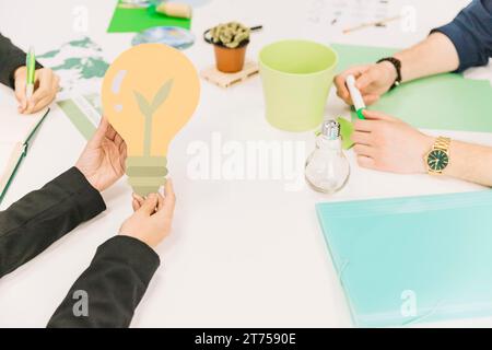 Symbol für Glühlampe in der Hand des Geschäftsreisenden Stockfoto