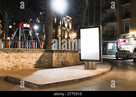 Leere Bushaltestelle für Werbetafeln in der Stadt Stockfoto