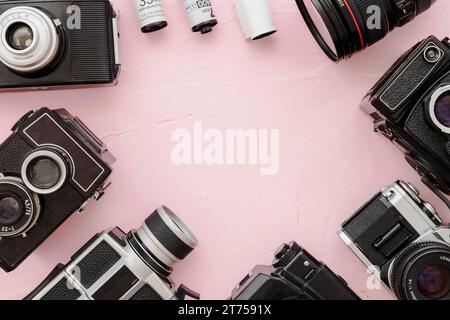 Rahmen von Kameras filmen rosa Hintergrund Stockfoto