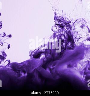 Helle, dichte violette Wolkenfarbe Stockfoto