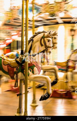 Nahaufnahme beleuchteter Karussellpferde Stockfoto