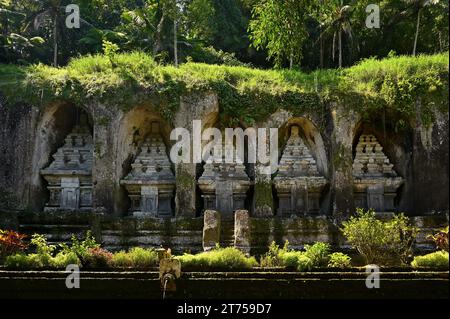 In Stein gemeißelte Schreine in Gunung Kawi, Grabstätte und Tempel in Bali, Indonesien Stockfoto