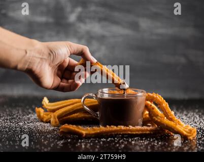 Köstliche Churros mit geschmolzener Schokolade Stockfoto