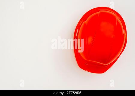 Flacher, roter Bauhelm, weißer Hintergrund Stockfoto