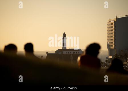 Salvador, Bahia, Brasilien - 12. November 2023: Blick auf den Leuchtturm von Barra am späten Nachmittag in der Stadt Salvador, Bahia. Stockfoto