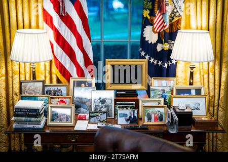 Washington, Usa. November 2023. Familienfotos von Präsident Joe Biden sitzen auf einem Tisch hinter dem Resolute Desk während eines Treffens mit dem indonesischen Präsidenten Joko Widodo im Oval Office des Weißen Hauses in Washington, DC, am Montag, den 13. November 2023. Ein enger Verbündeter von Präsident Joko Widodo ist bereit, das indonesische Militär anzuführen und schürt die Sorge um die Schritte des Führers zur Sicherung seiner politischen Dynastie. Foto: Al Drago/UPI Credit: UPI/Alamy Live News Stockfoto