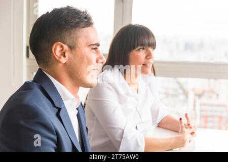 Porträt lächelndes Büro für junge Geschäftspartner Stockfoto