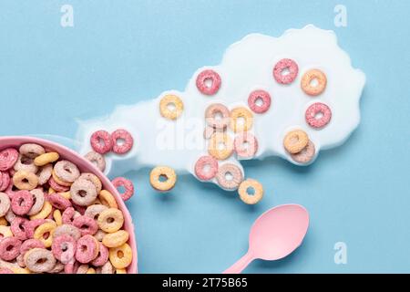 Verschüttete Milch, Müsli, Schüssel, Draufsicht Stockfoto