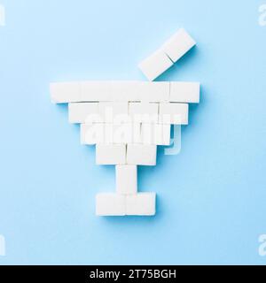Blick von oben auf Zuckerwürfel in Cocktailform Stockfoto