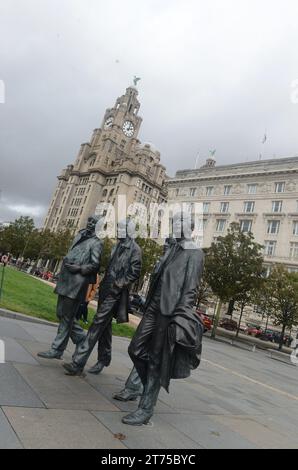 Liverpool, England, Großbritannien. Oktober 2023. 20231001: Die Beatles-Statue wurde 2015 am Pier Head in Liverpool, England, enthüllt. Der Cavern Club stiftete die Bronzestatue, die der örtliche Bildhauer Andy Edwards schuf. (Kreditbild: © Chuck Myers/ZUMA Press Wire) NUR REDAKTIONELLE VERWENDUNG! Nicht für kommerzielle ZWECKE! Stockfoto