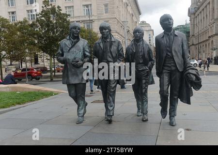 Liverpool, England, Großbritannien. Oktober 2023. 20231001: Die Beatles-Statue wurde 2015 am Pier Head in Liverpool, England, enthüllt. Der Cavern Club stiftete die Bronzestatue, die der örtliche Bildhauer Andy Edwards schuf. (Kreditbild: © Chuck Myers/ZUMA Press Wire) NUR REDAKTIONELLE VERWENDUNG! Nicht für kommerzielle ZWECKE! Stockfoto